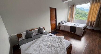 The Highlanders Inn | 1.8 Km from MG Marg Room Type - nyechang 2