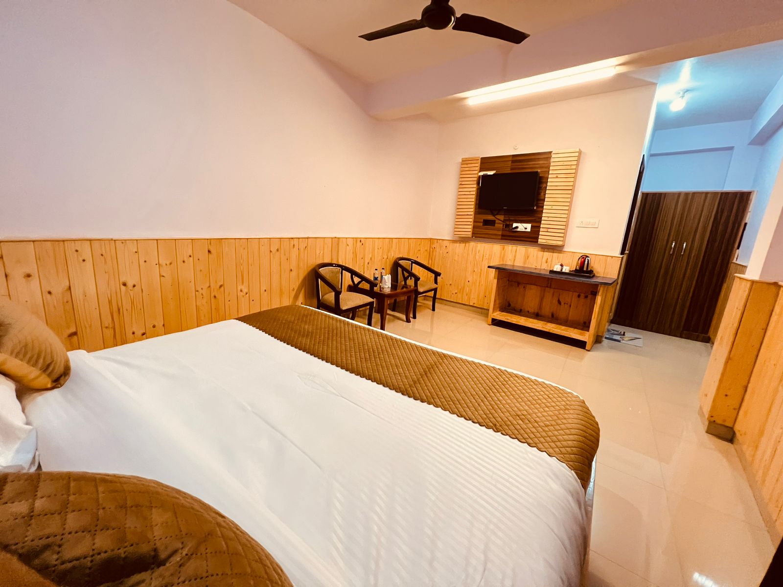 Hotel Cloud Height - Tap to explore photos