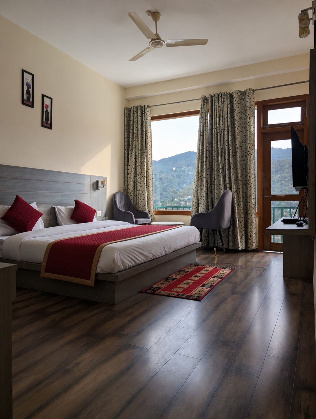 Pristine mountain lodge - Tap to explore photos