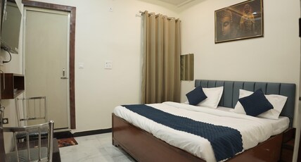 HOTEL AASHRAY Room Type - DELUXE ROOMS