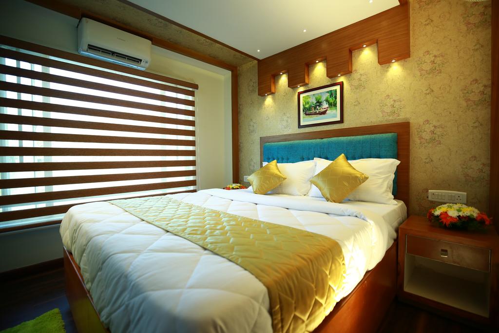 Casino Luxury Houseboats - Tap to explore photos