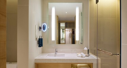 DoubleTree by Hilton Hotel Johor Bahru Room Type - KING DELUXE POOL VIEW