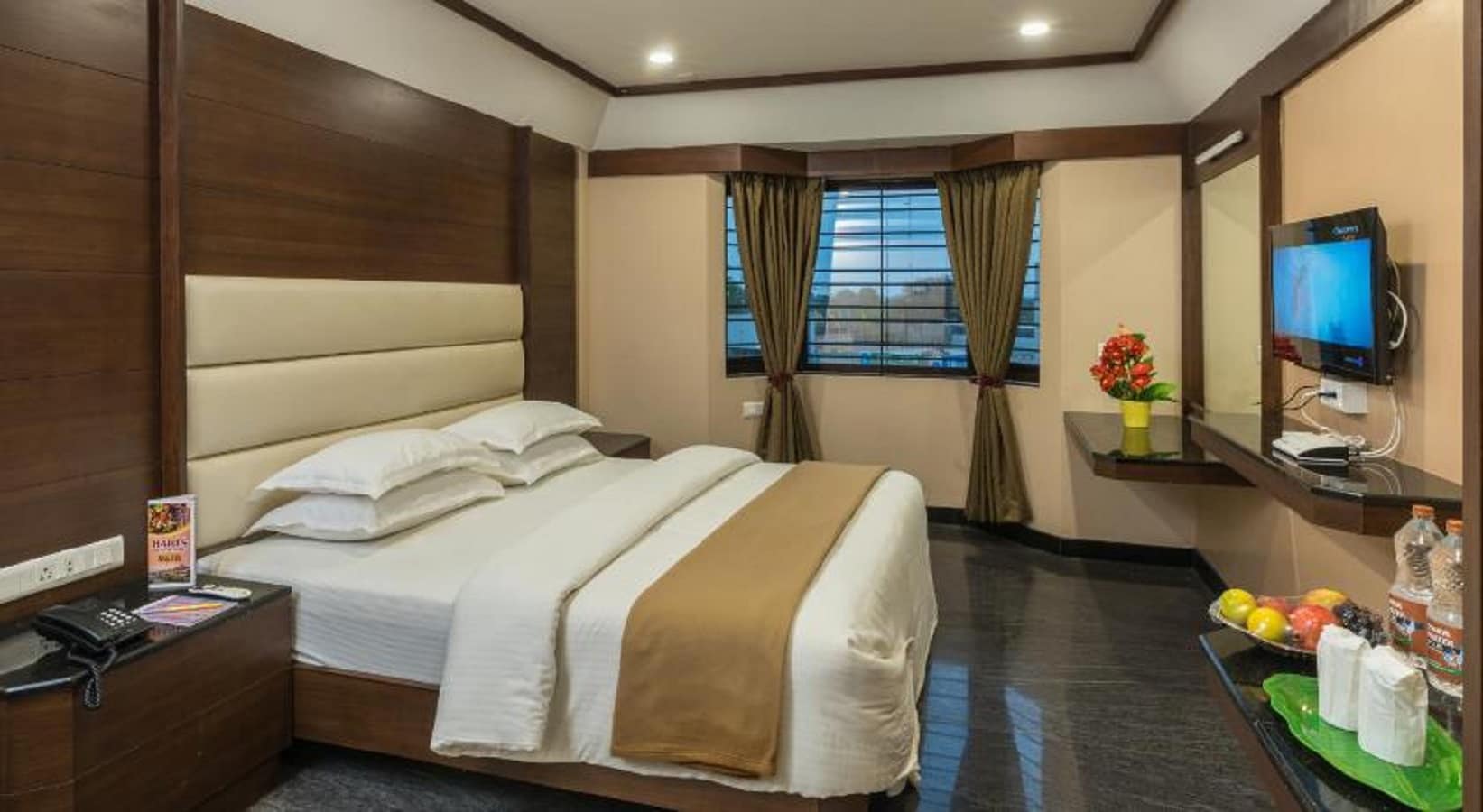 Hari's Hotel - Tap to explore photos