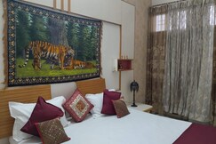 Sukoon Room in Shyam Villa Near Fatehsagar Lake