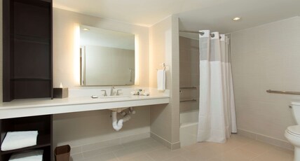 Doubletree by Hilton Hotel Deerfield Beach - Boca Raton Room Type - 1 QN JR STE MB HR ACC TUB
