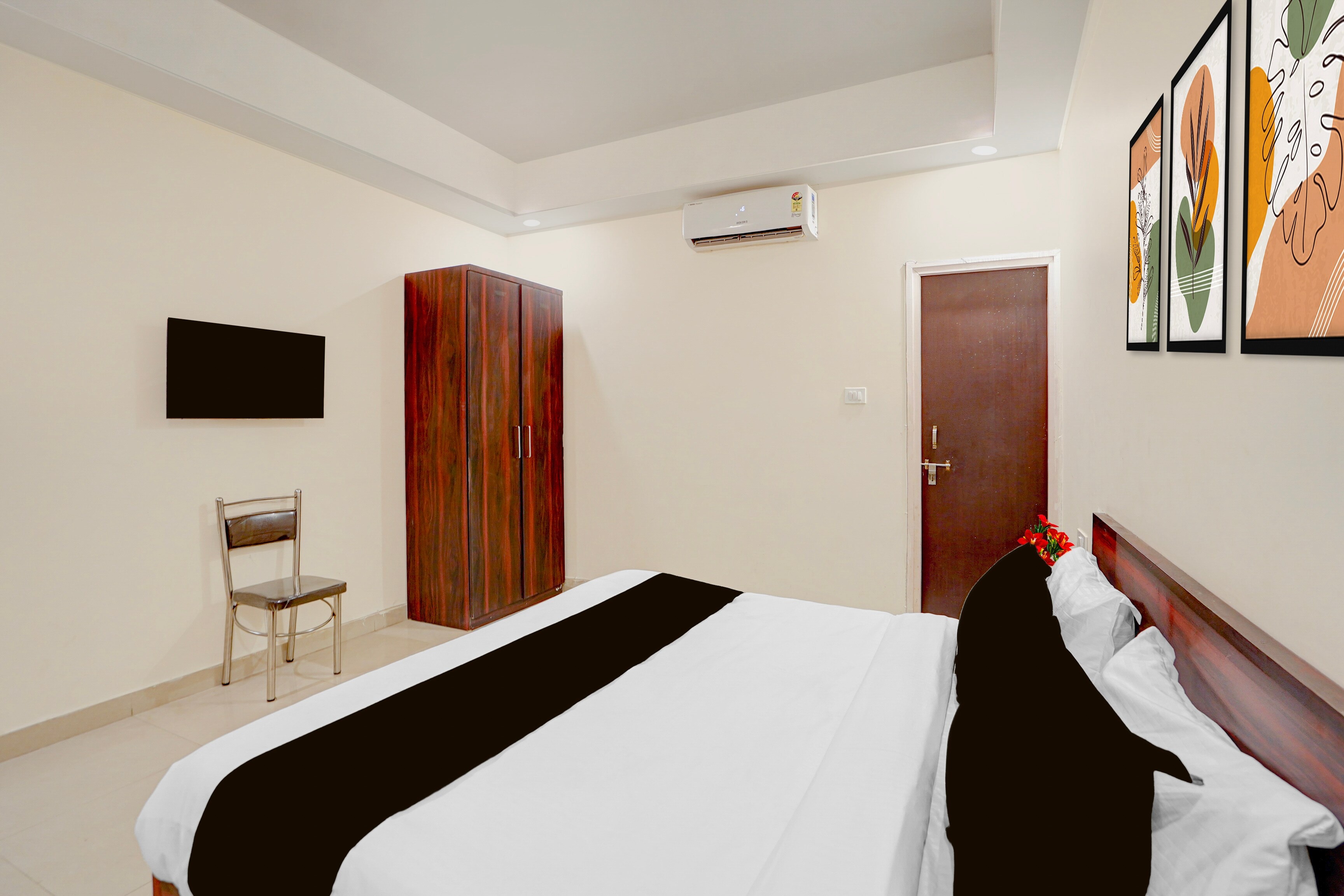 Super Collection O Friends Colony Lucknow Formerly The Suite - Tap to explore photos