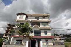 OYO 618 Hotel Middle Point
