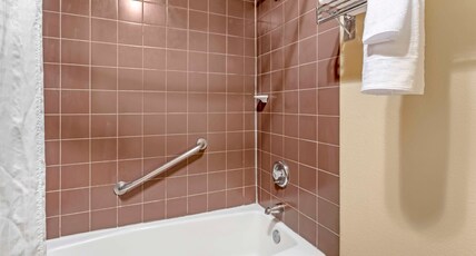 Best Western Elko Inn Room Type - Accessible - 1 King, Mobility Accessible, Bathtub, Work Desk, Microwave And Refrigerator, Wi-Fi, Non Best Western Elko Inn Room Type - Accessible - 1 King, Mobility Accessible, Bathtub, Work Desk, Microwave And Refrigerator, Wi-Fi, Non