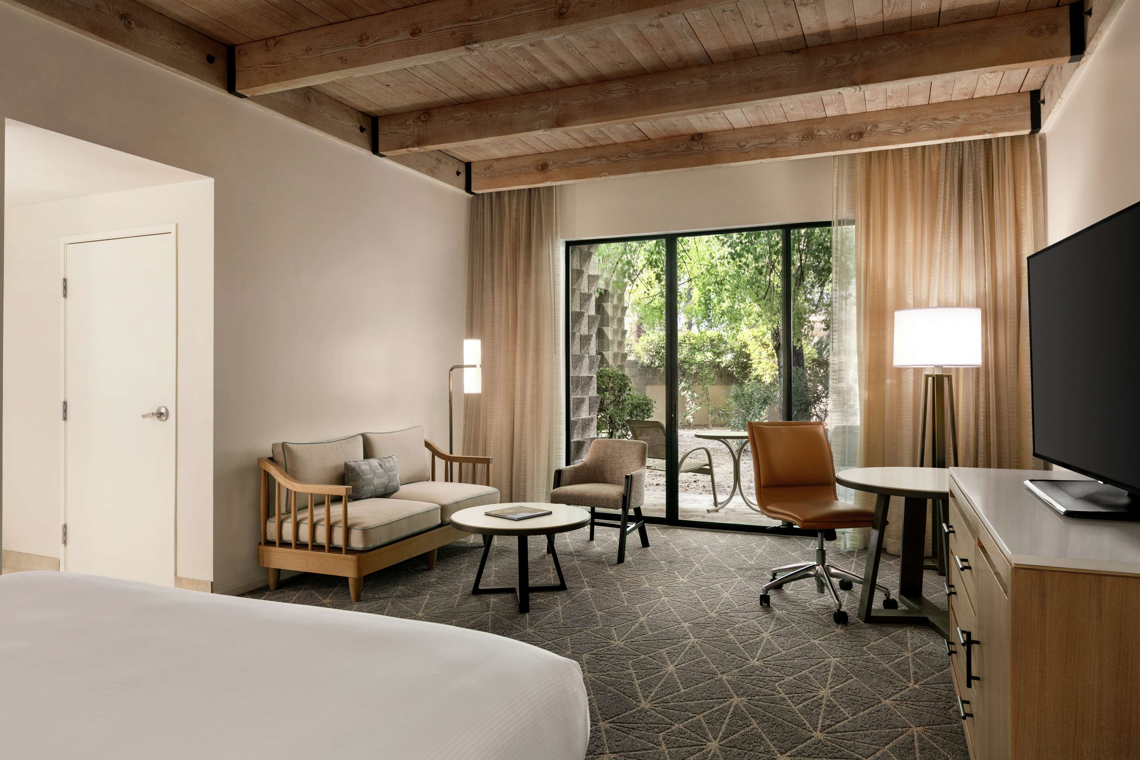 DoubleTree by Hilton Paradise Valley Resort Scottsdale - Tap to explore photos
