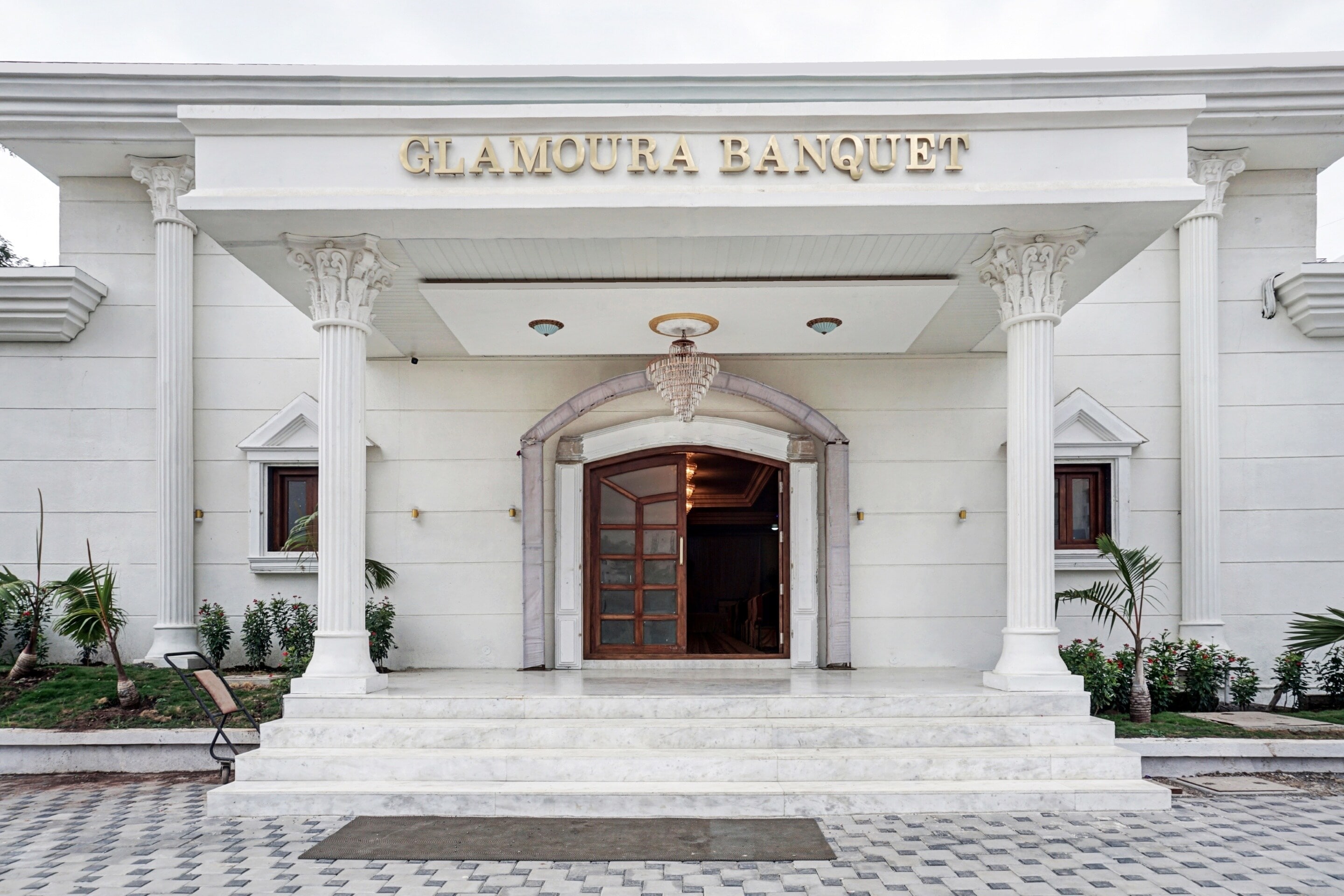 Super Townhouse OAK Hotel Rajmudra - Tap to explore photos