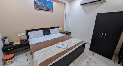 Hotel Jenus  500 Mts from Sindhi Camp Bus Stand Room Type - Deluxe room