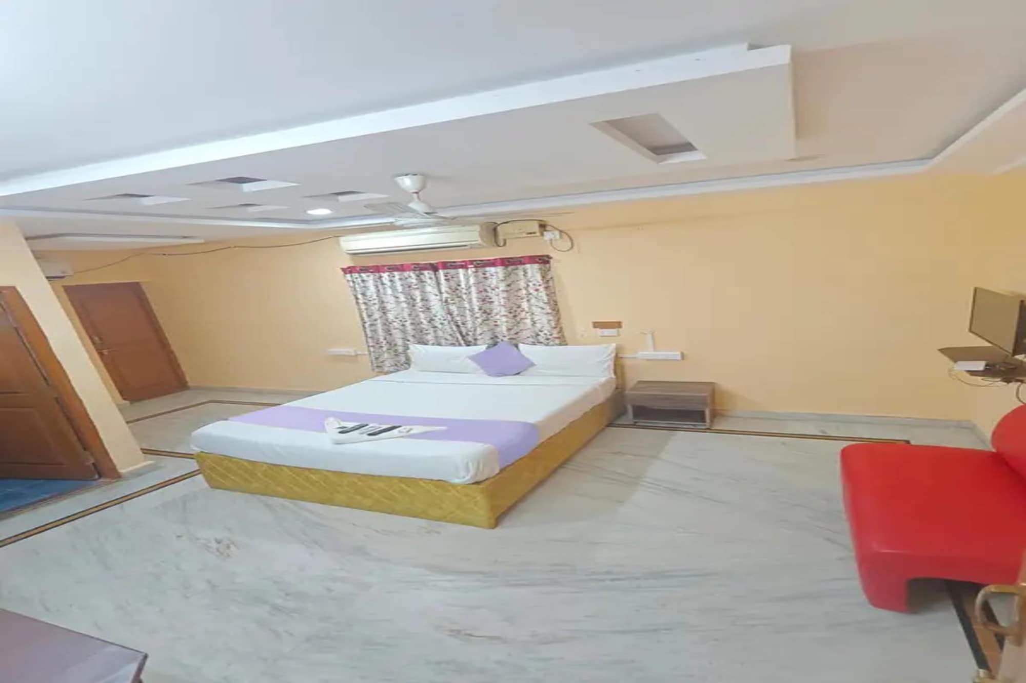 FabHotel Sun Mint - Tap to explore photos