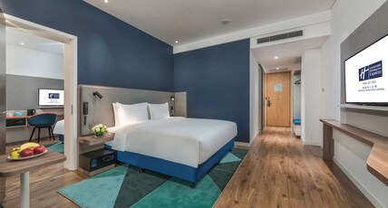 Holiday Inn Express Qingdao Chengyang Central Room Type - 1 King Standard Minifridge