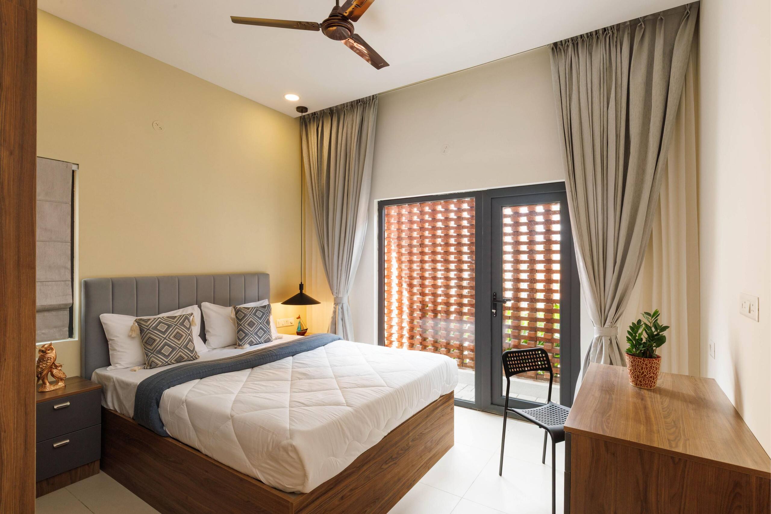 Aero Rosewood 3BHK 4km Airport Pets - Tap to explore photos