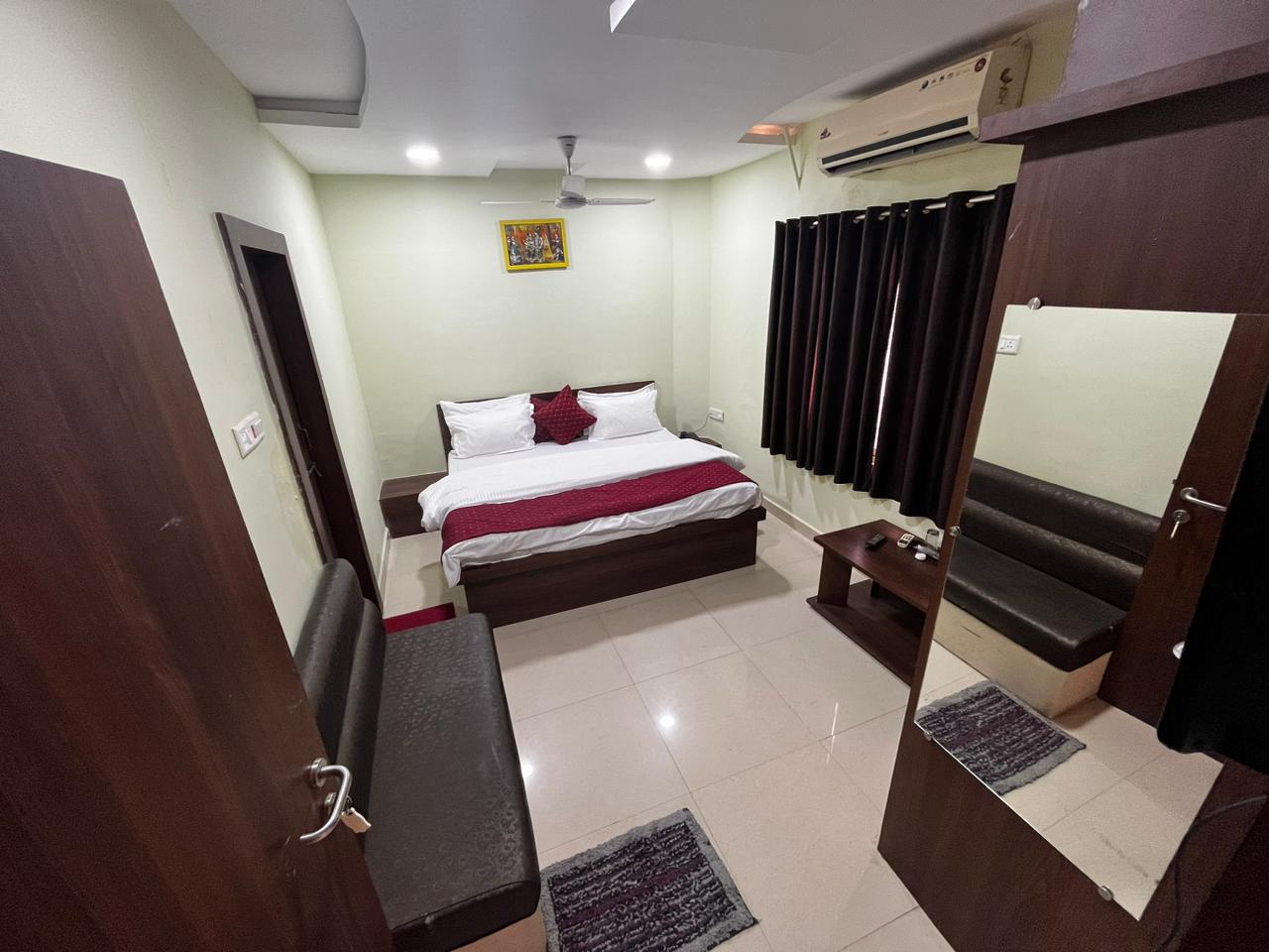 Hotel Ashutosh - Tap to explore photos