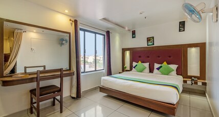 Treebo South Avenue, 700 Mts From Promenade Beach Room Type - Deluxe Room with Living Area