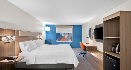 Holiday Inn Express & Suites MORRILTON Room Type - 1 King Suite Mobility Accessible Tub