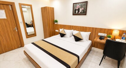 Hotel Groves Room Type - Deluxe AC Room
