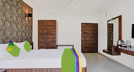 Hotel Varsha Palace Room Type - 1. Deluxe Room with City View