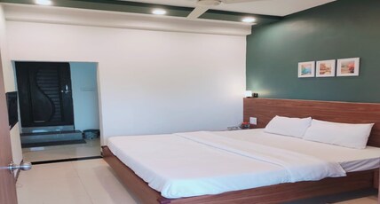 Monkey cap Tourist Room Type - Non AC Premium Room Valley View