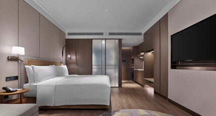 DoubleTree by Hilton Yantai Golden Coast Hotel & Suites Room Type - KING PREMIER ROOM SEA VIEW
