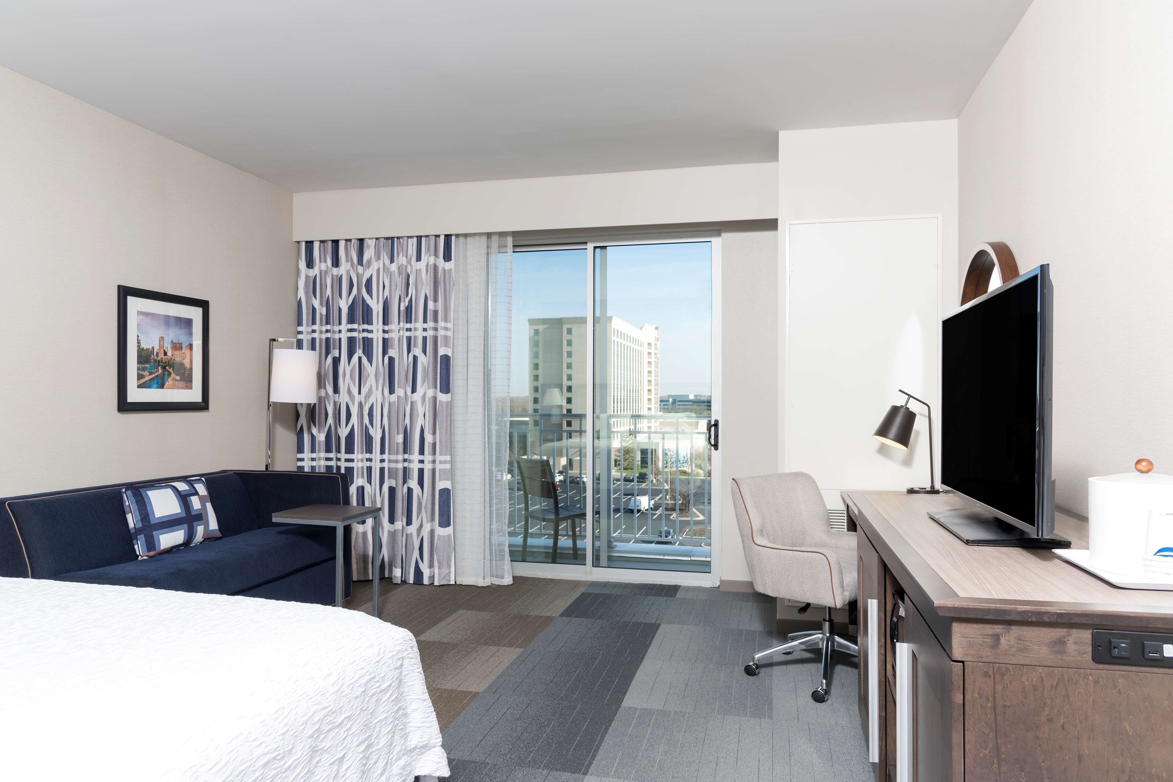 Hampton Inn & Suites Indianapolis/keystone, IN - Tap to explore photos