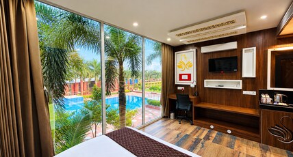 Sukhdeo Clark Inn Room Type - Executive Room with Pool View