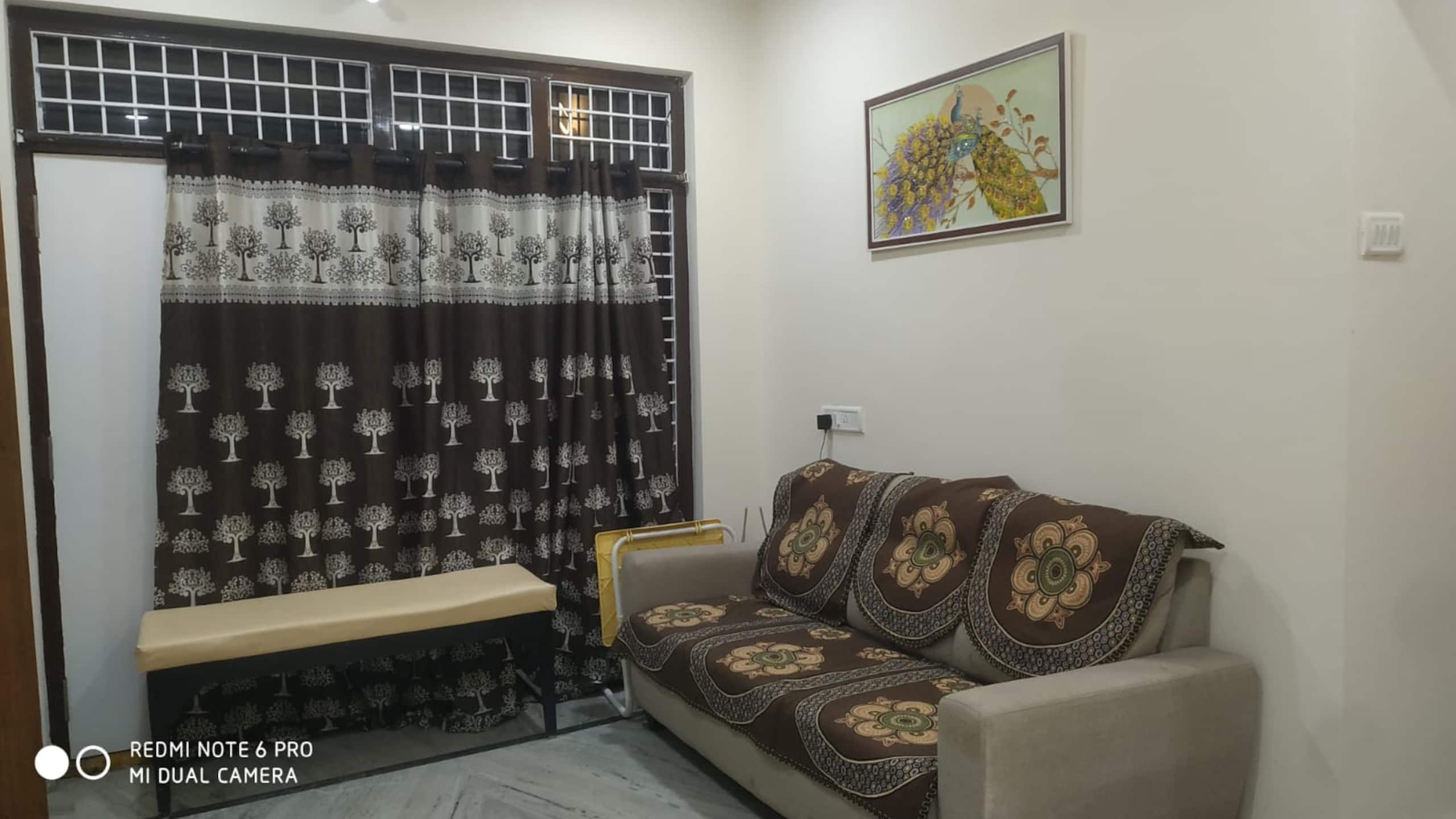 Cozy 3 BHK Yashoda KIMS Sec bath - Tap to explore photos