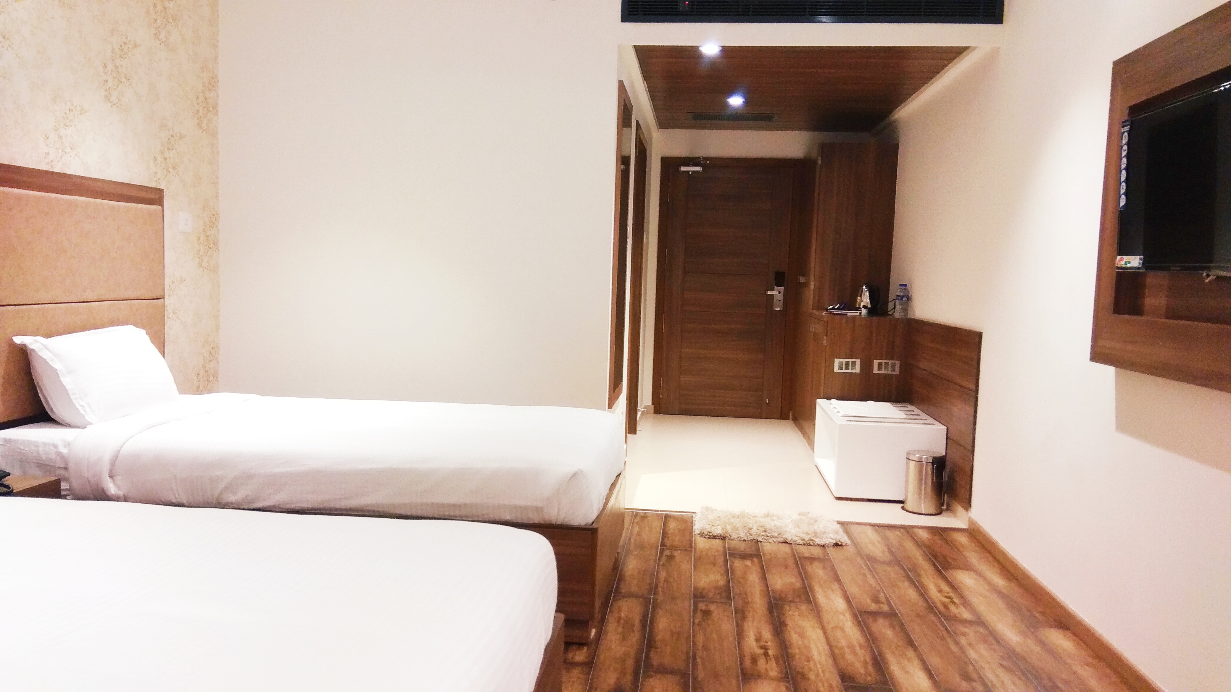 HOTEL SMART CITY PARK INN - Tap to explore photos