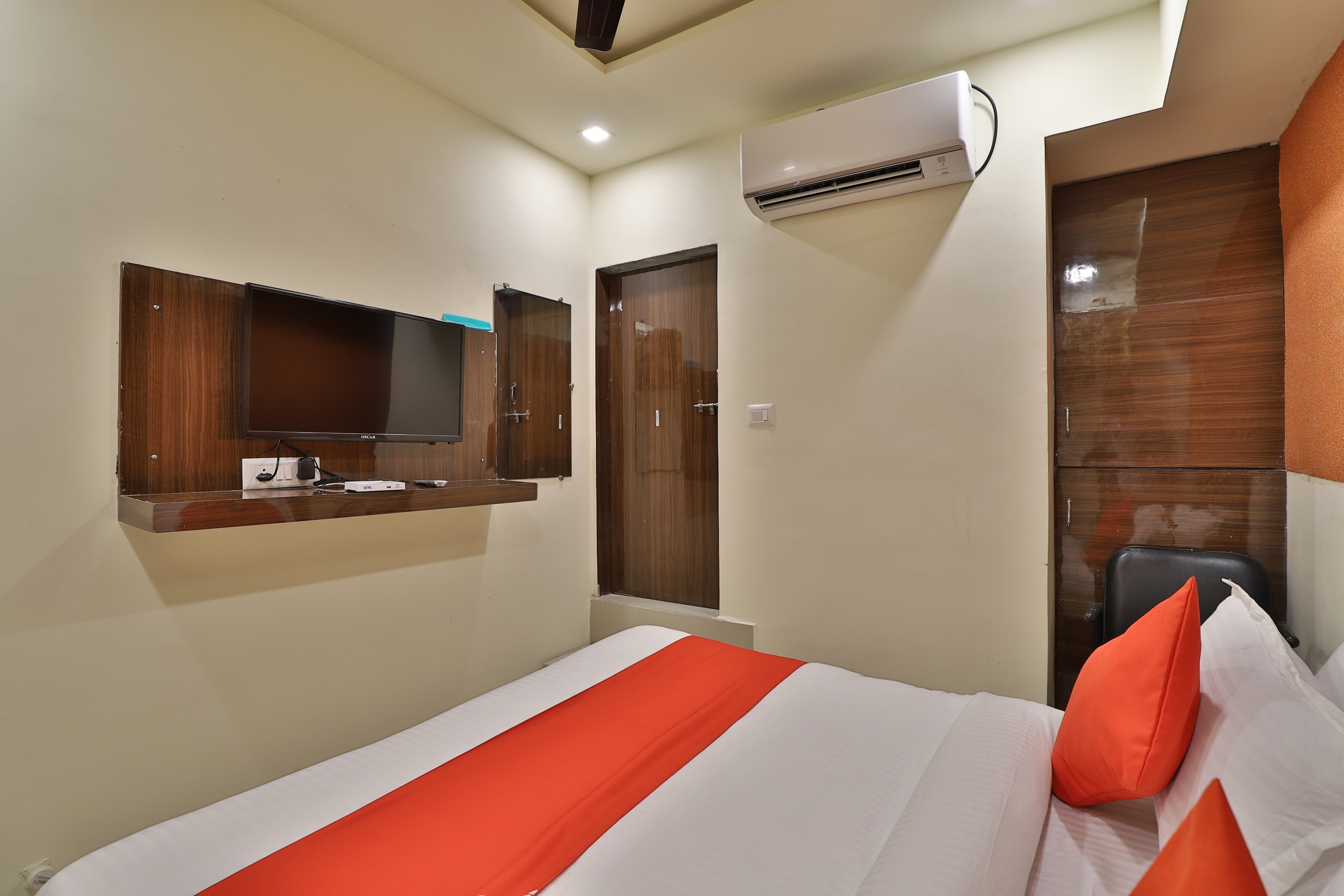 OYO 42047 Hotel Skyland - Tap to explore photos