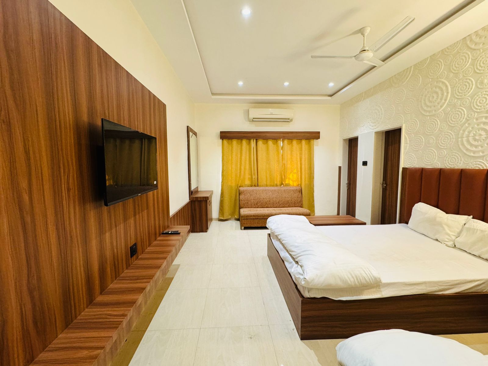 Hotel Shri Arjun Palace - Tap to explore photos