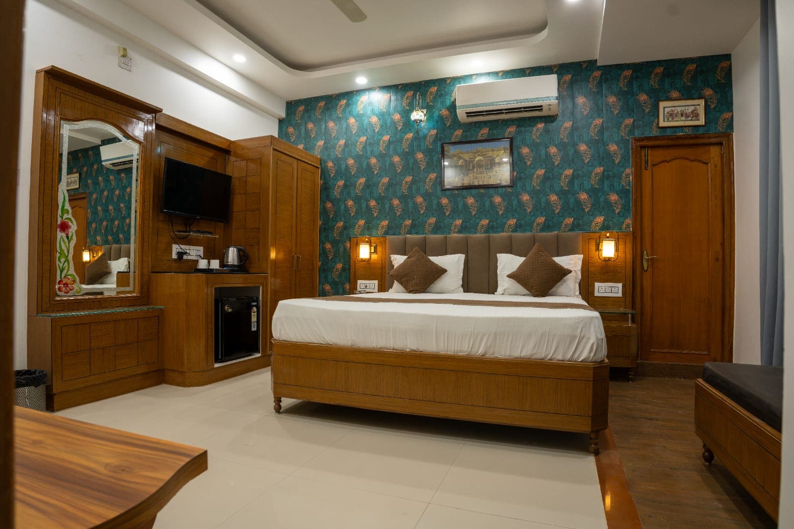 Hotel Bharat Niwas - Tap to explore photos