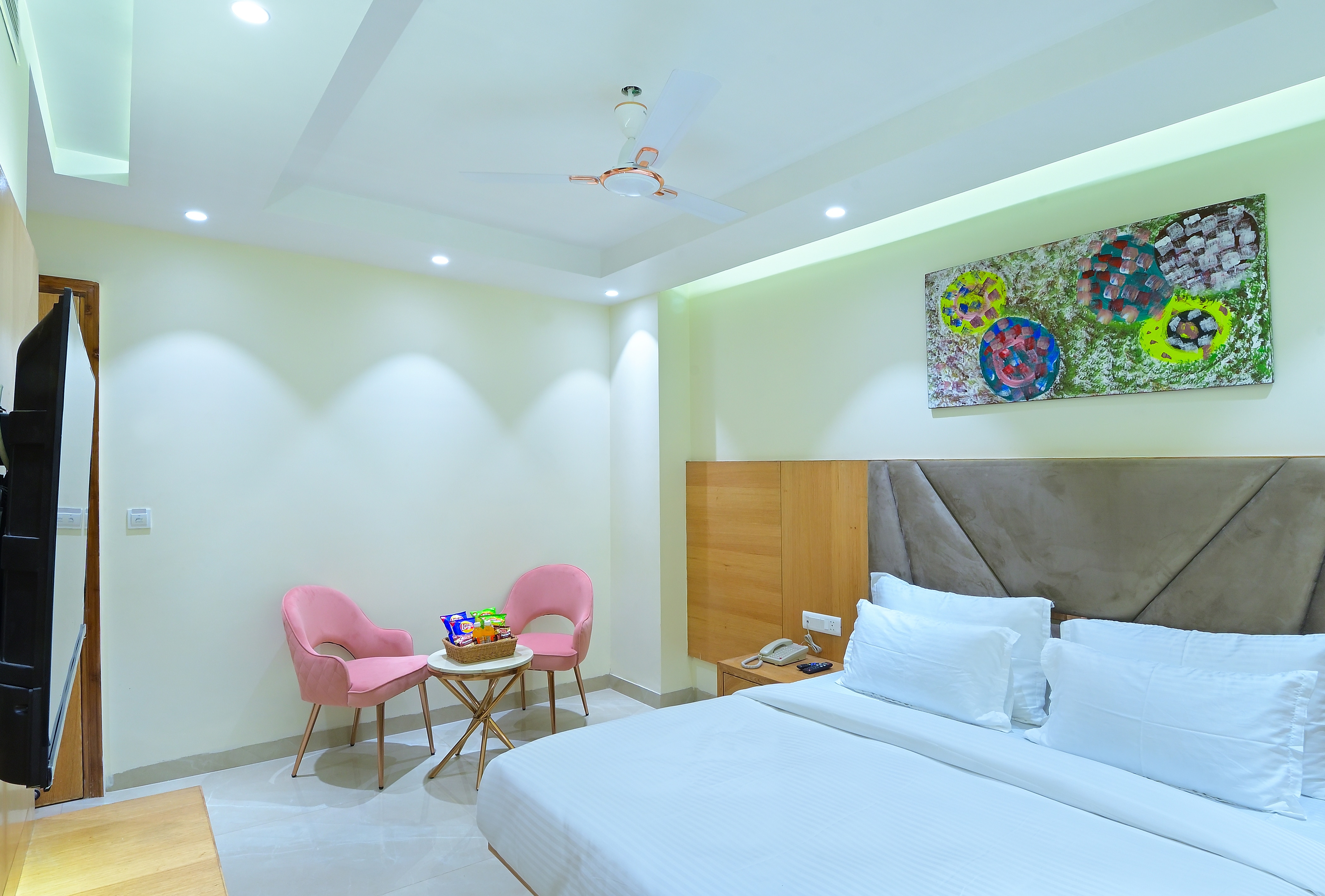 Hotel Shandon @ Connaught Place - Tap to explore photos
