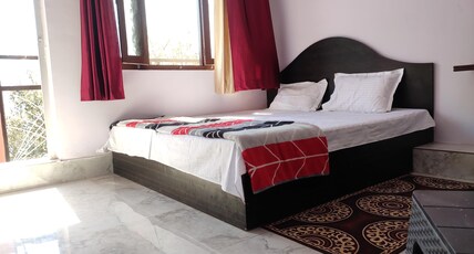 Royal's Homestay | Rooms & Caretaker Room Type - Standard room with mountain view and balcony