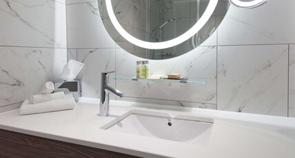 Doubletree by Hilton Bath Room Type - KING SUPERIOR ROOM