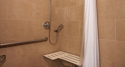 DoubleTree by Hilton San Diego - Del Mar Room Type - 1 KG JR SUITE ACC TUB