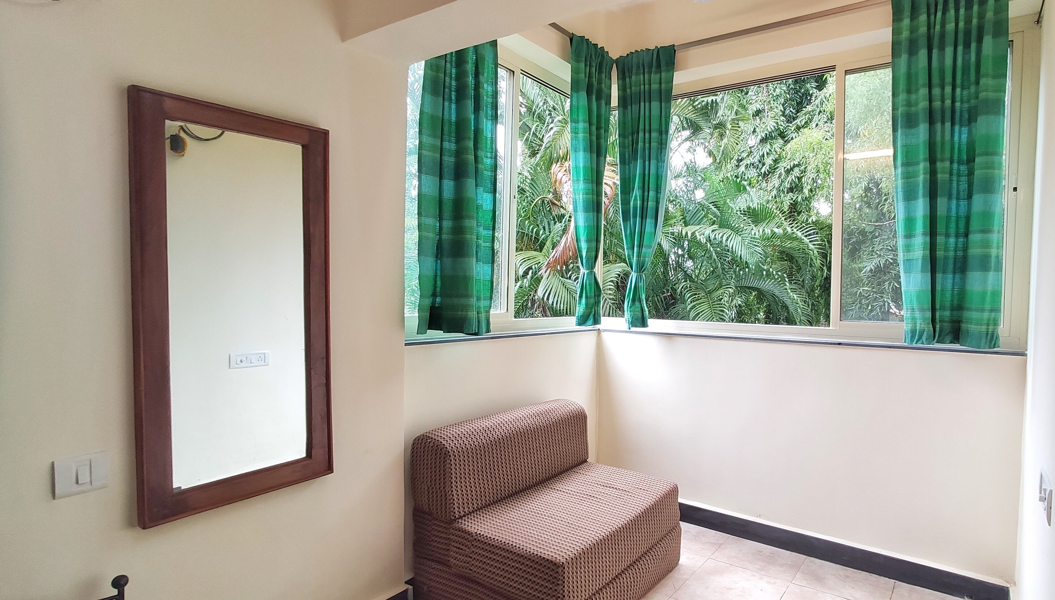 Rinan's Holiday Studio Apartment - Tap to explore photos