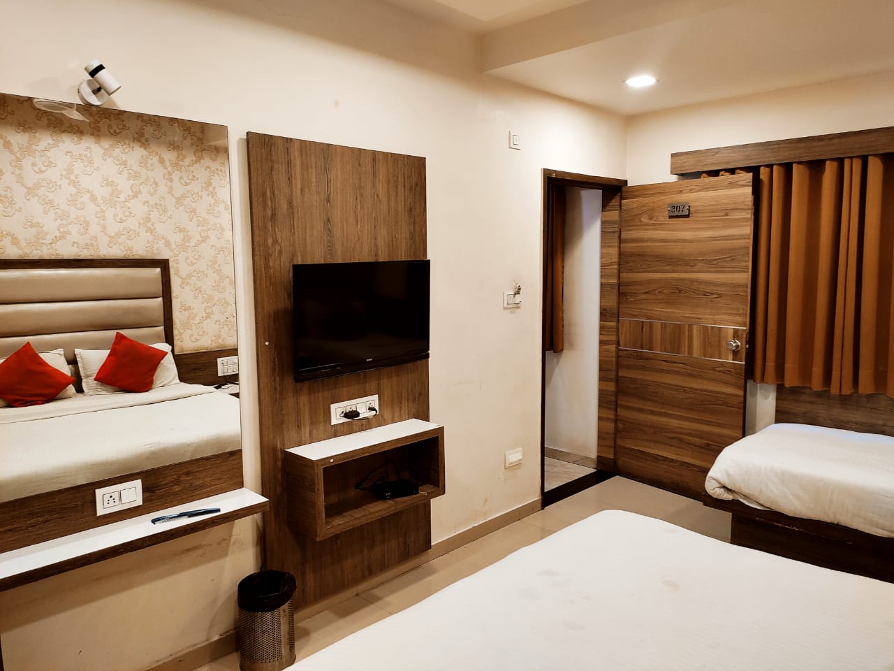 Hotel Shiv Sagar Palace - Tap to explore photos
