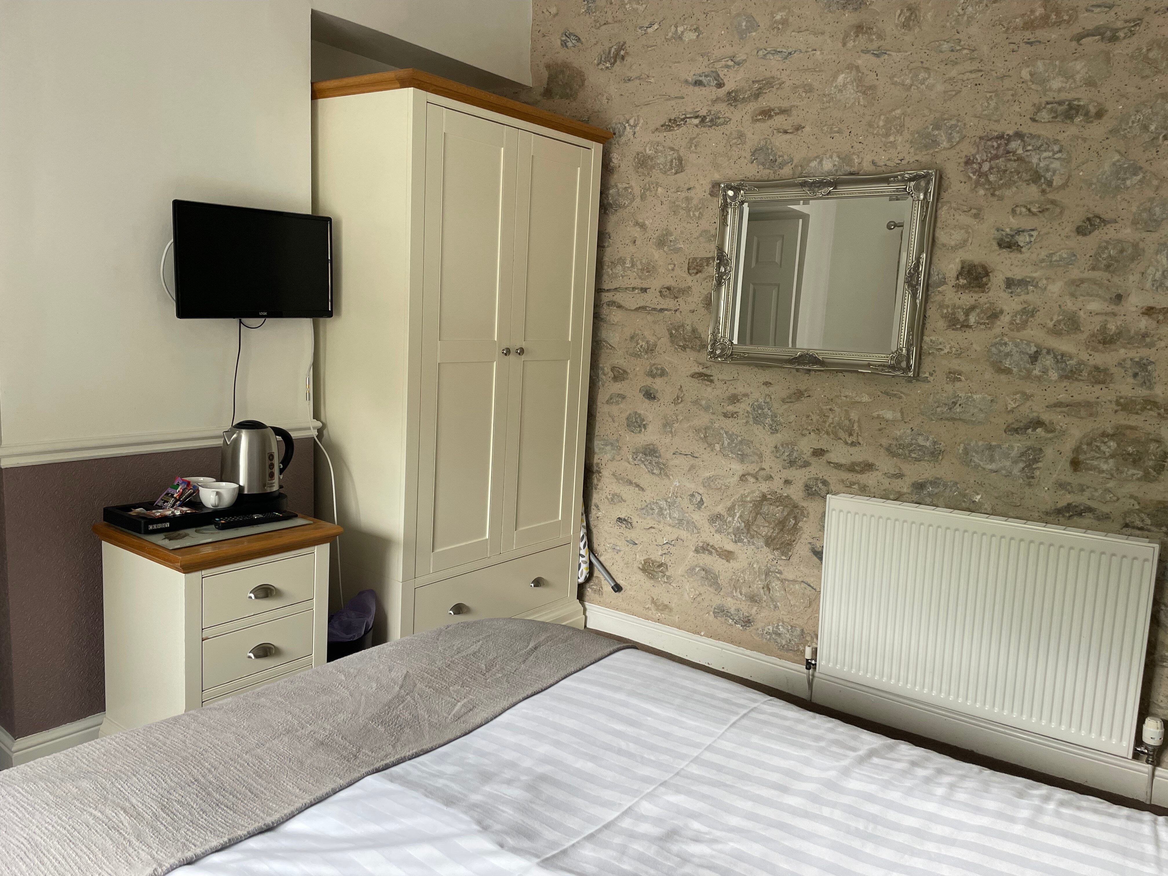 OYO New Inn Hotel - Tap to explore photos
