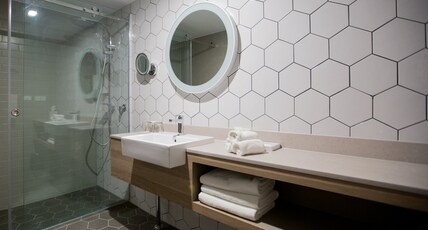 Crowne Plaza Alice Springs Lasseters Room Type - 2 Queen Beds 1 Bedroom Suite