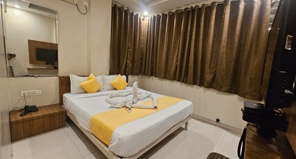 Hotel Trimurti Executive Room Type - Non Ac Balcony Room`