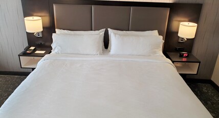 Holiday Inn Express & Suites CHENEY Room Type - 1 King Bed Standard Walkin Shower
