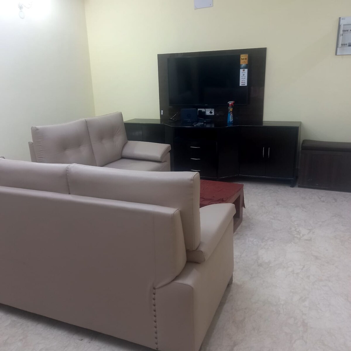 Entire 2BHK Service Apt at Flat at Gariahat Near Punjab Badree - Tap to explore photos