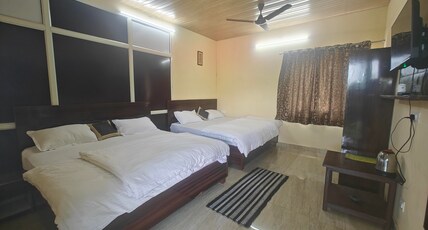 Ghai's Sunrise Room Type - Twin Double beds room