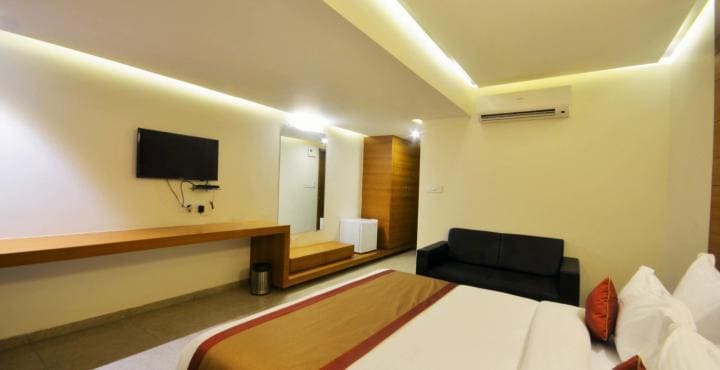 7 Wonders Hotel - Tap to explore photos