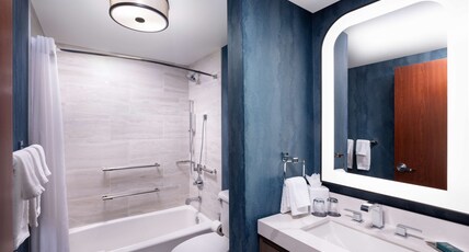 DoubleTree by Hilton Houston Medical Center Hotel & Suites Room Type - JR SUITE KING BED- KITCHEN