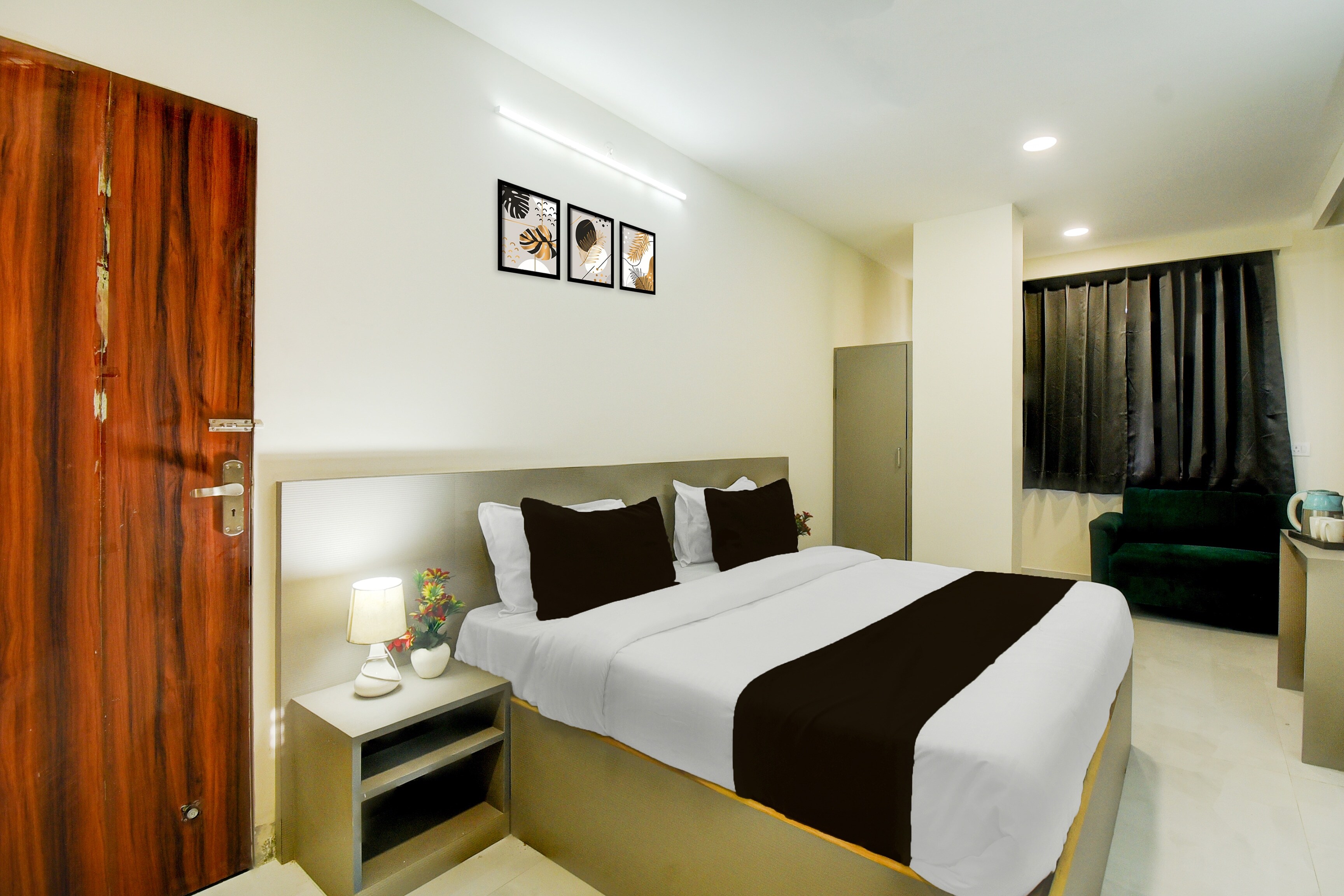 Hotel O Classy Castle - Tap to explore photos