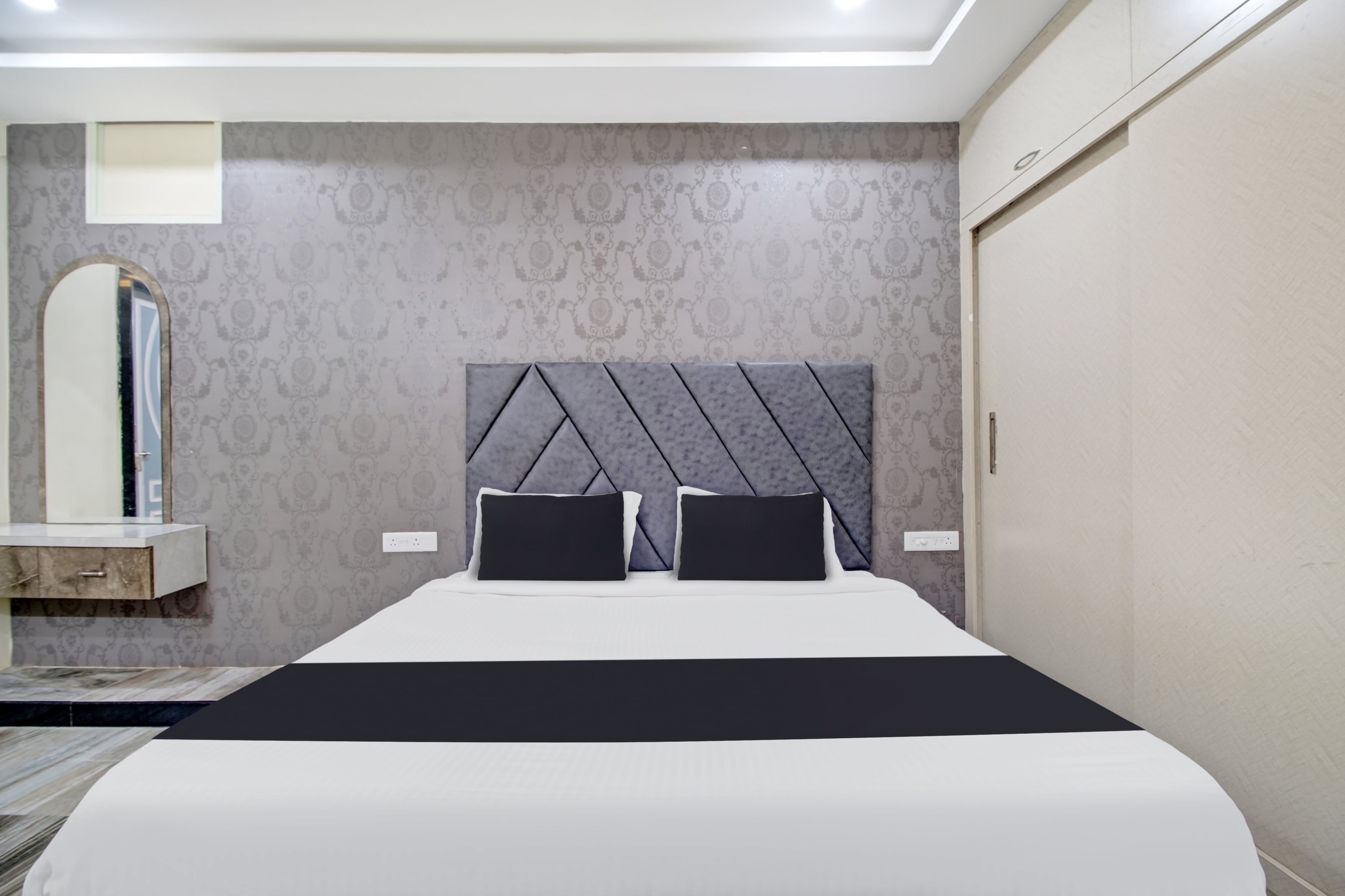 Hotel O MOON LIGHT GUEST ROOMS - Tap to explore photos