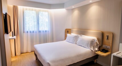 Hotel Logro Room Type - 1 Queen Standard Accessible with Free Breakfast Hotel Logro Room Type - 1 Queen Standard Accessible with Free Breakfast
