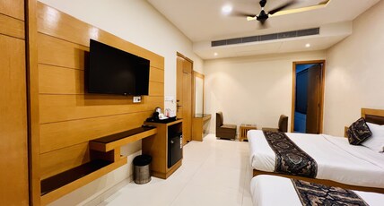 The KING HAWK Nearby GOLDEN TEMPLE Room Type - Family Suite